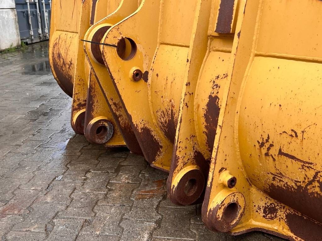 CAT 963C Loading bucket