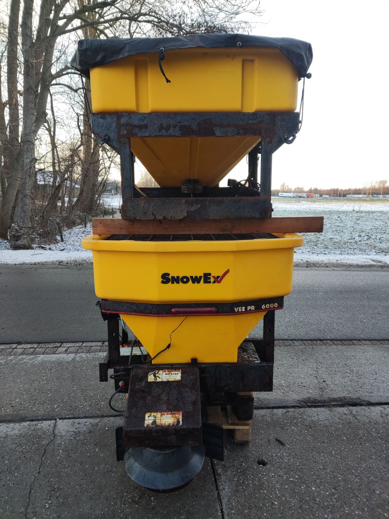 2 ingeruilde Snowex (opbouw) zoutstrooiers (type SP6000)