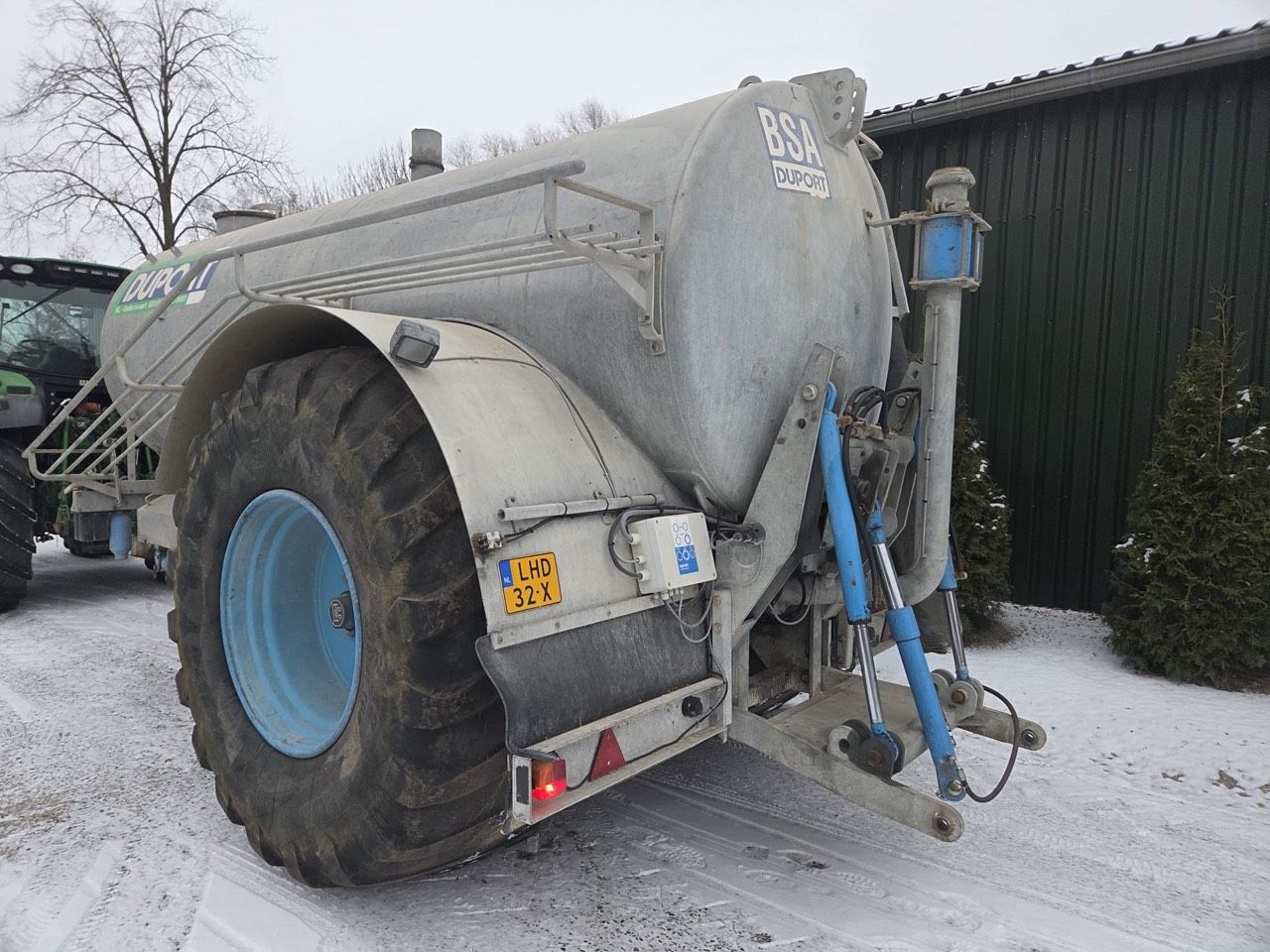 Nette Duport 8m3 mesttank met zuigarm