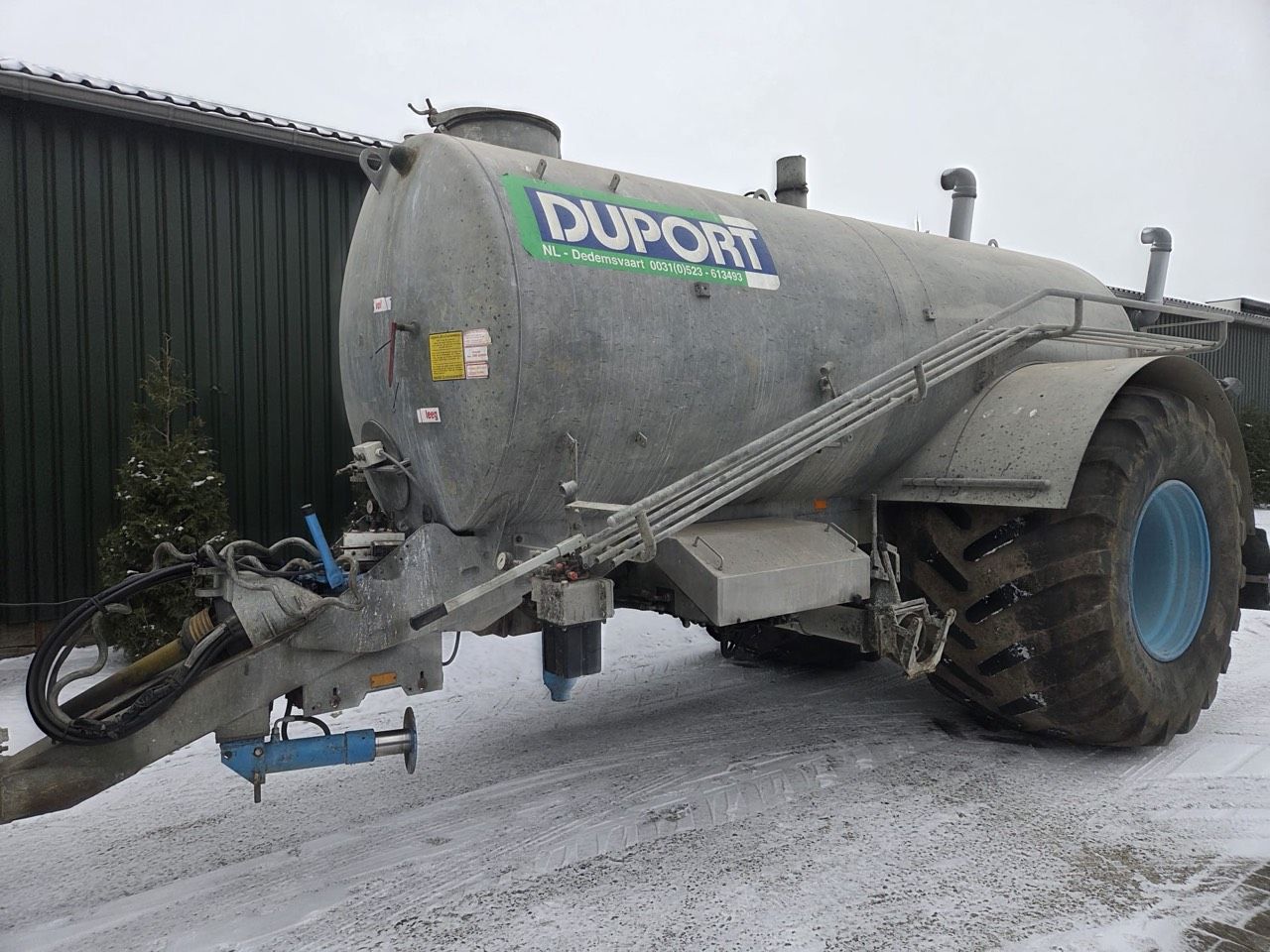 Nette Duport 8m3 mesttank met zuigarm