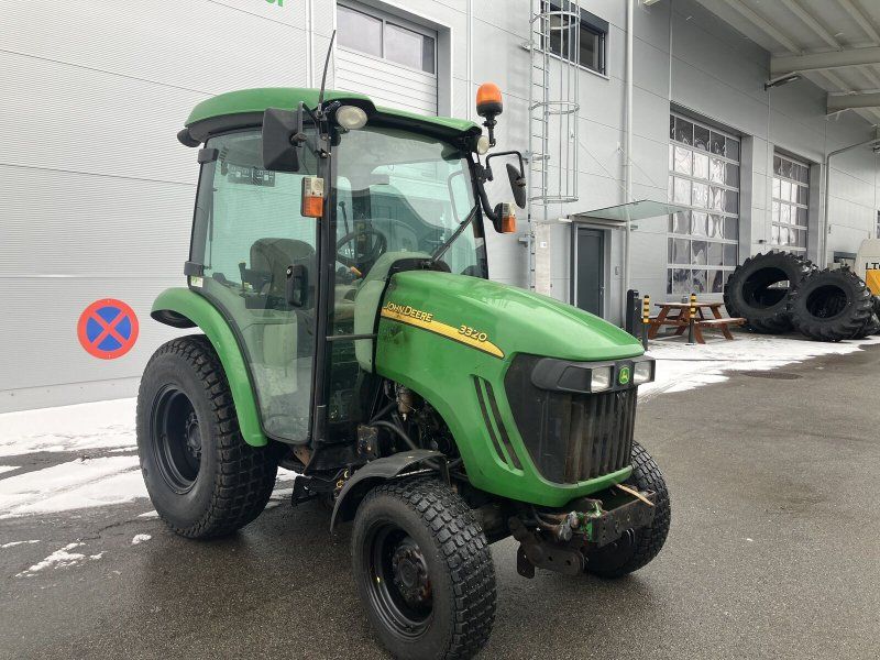 John Deere 3320