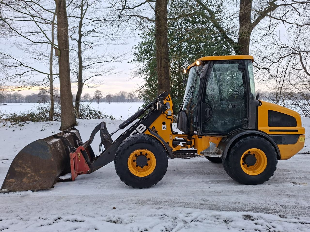 JCB 407 | bj2014 | 2060uur | Volumebak en lepels