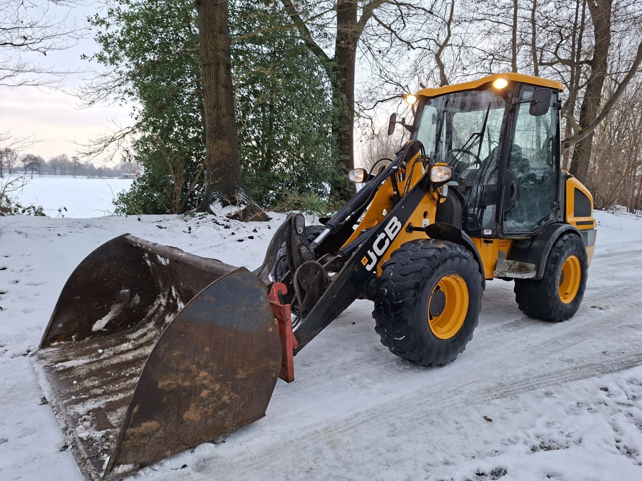 JCB 407 | bj2014 | 2060uur | Volumebak en lepels