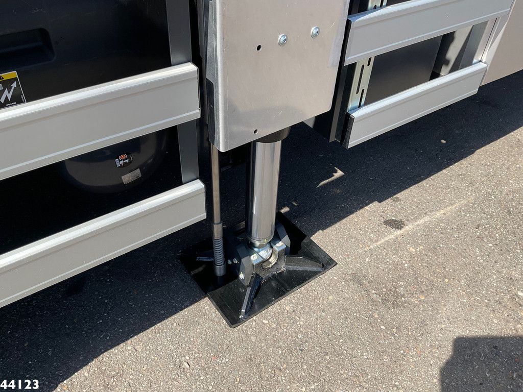 Volvo FM 420 8x2 Hiab 25 Tonmeter laadkraan Welvaarts laadkraan weegsysteem