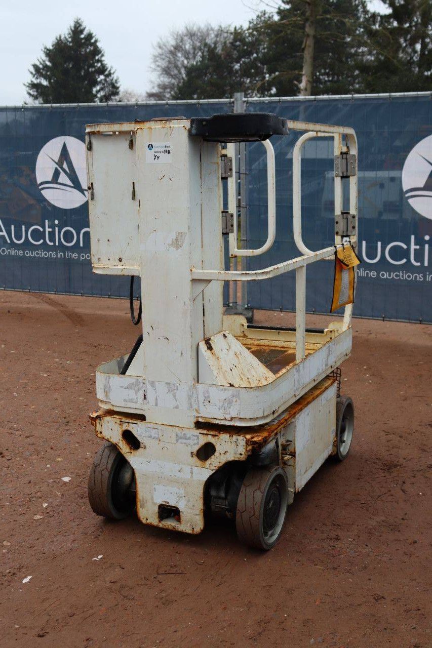 JLG 1230ES Electric Mast Lift 5.66m