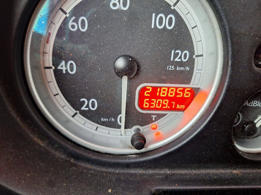 Beladung eines DAF LF45-220 Diesel-Lkw (Baujahr 2009)