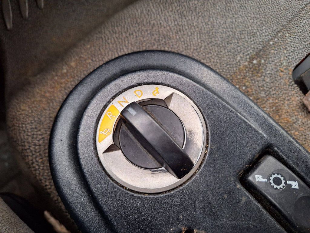 Beladung eines DAF LF45-220 Diesel-Lkw (Baujahr 2009)