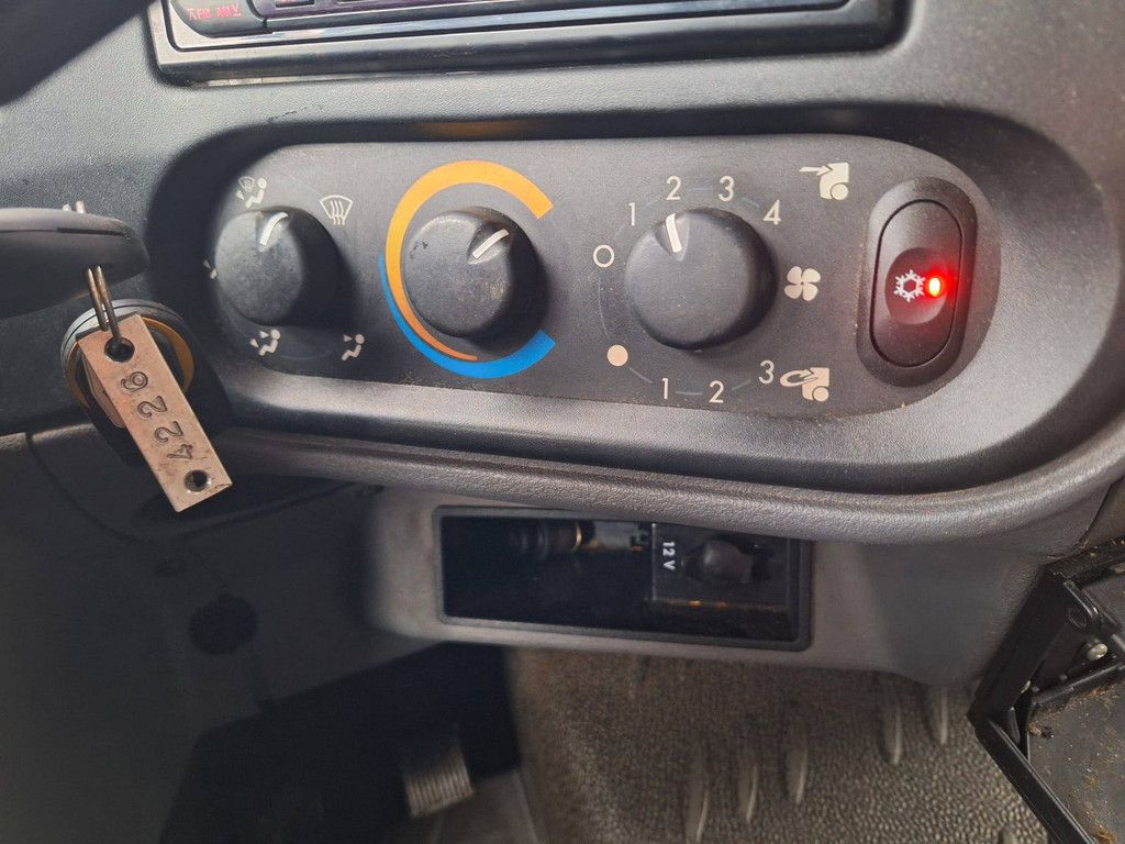 Beladung eines DAF LF45-220 Diesel-Lkw (Baujahr 2009)