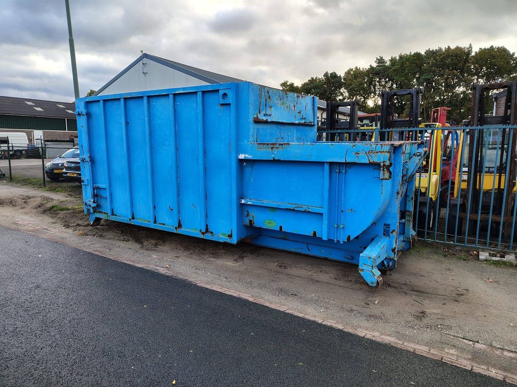 Pressbehälter mit Haken- und Kabelsystem