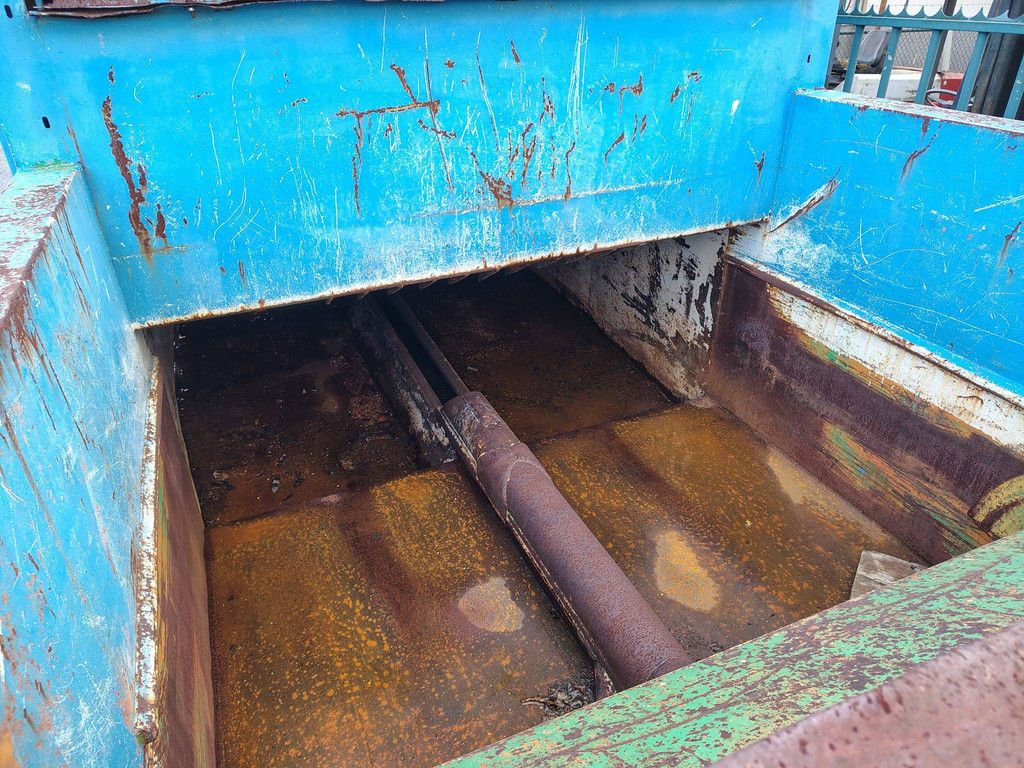 Pressbehälter mit Haken- und Kabelsystem