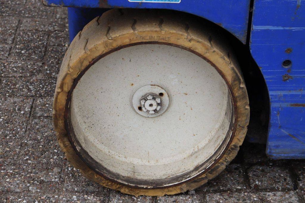 Scissor lift Airo XS7E Electric 8.0m 2012