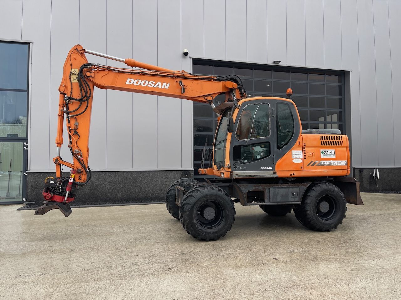 Doosan DX140W