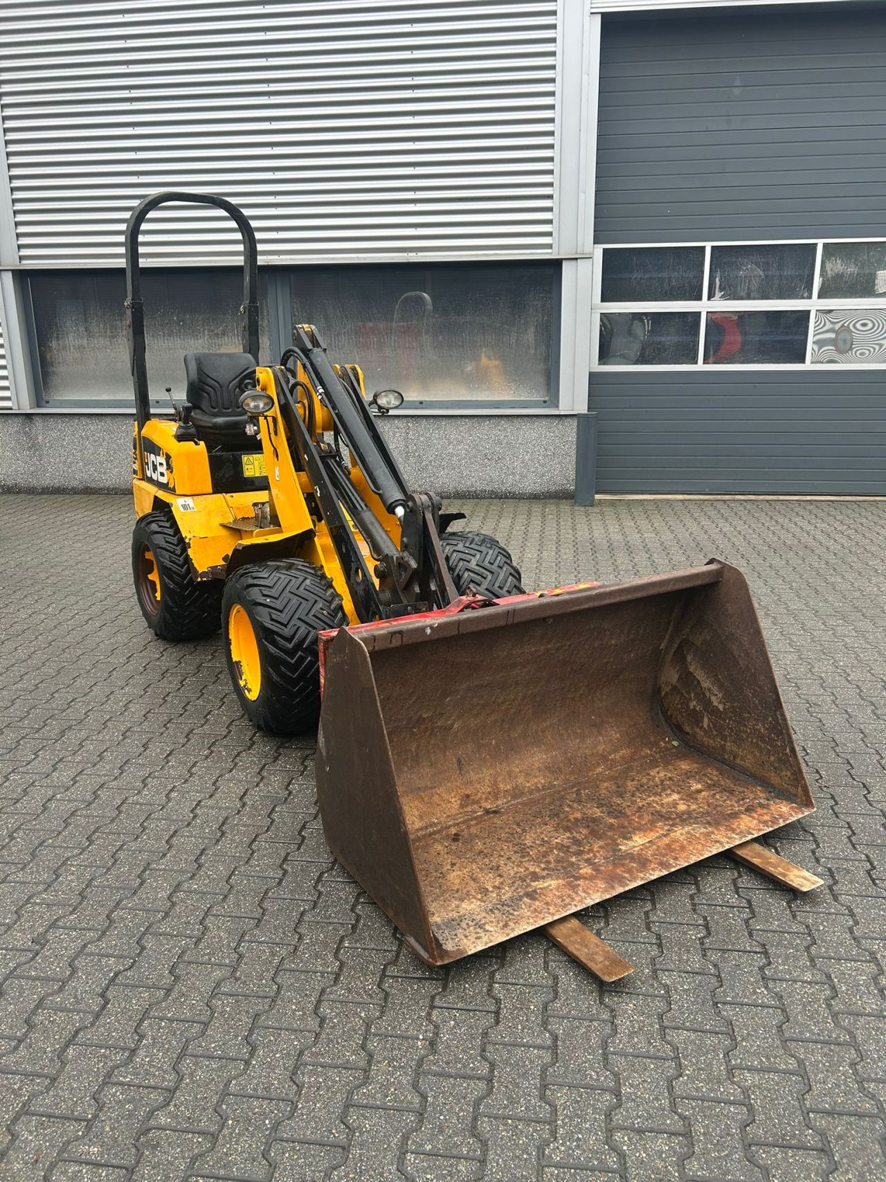 JCB 403 WLS shovel met bak en palletvork