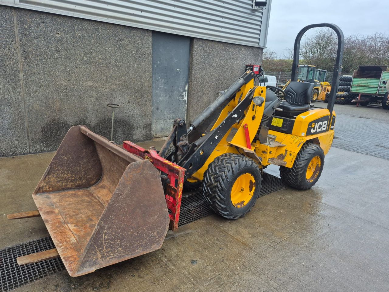 JCB 403 WLS shovel met bak en palletvork