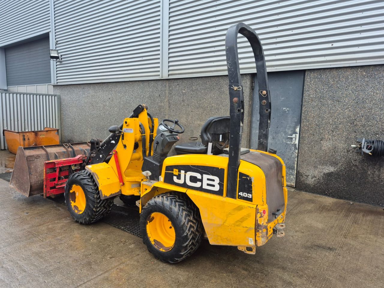 JCB 403 WLS shovel met bak en palletvork