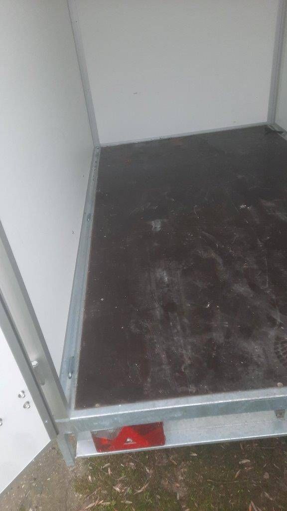 Geschlossener Anhänger Kerenzo 2,50 x 1,50 x 1,80 m 750 kg