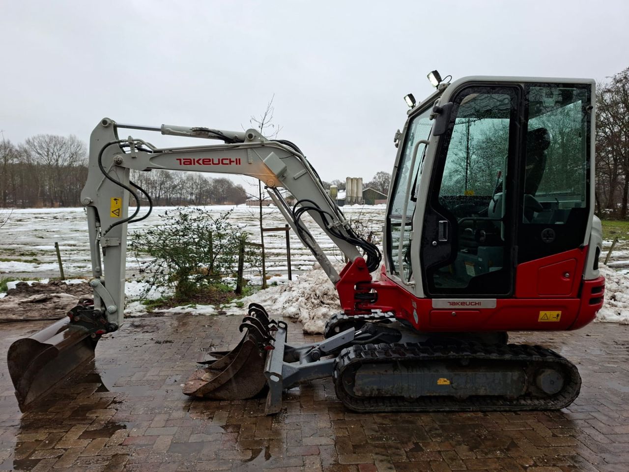Takeuchi TB230 | bj 2016 | 4732uur | 3 bakken