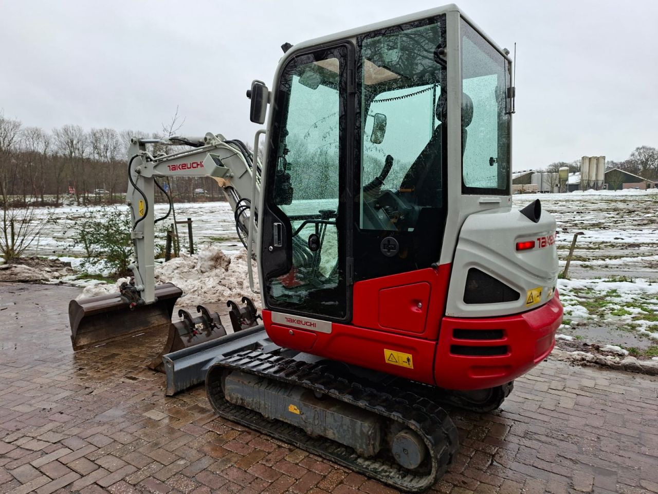Takeuchi TB230 | bj 2016 | 4732uur | 3 bakken