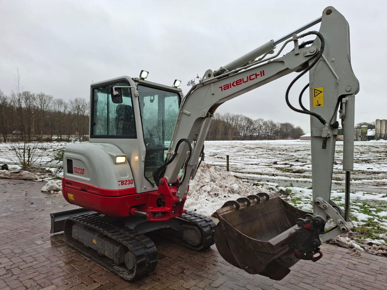 Takeuchi TB230 | bj 2016 | 4732uur | 3 bakken