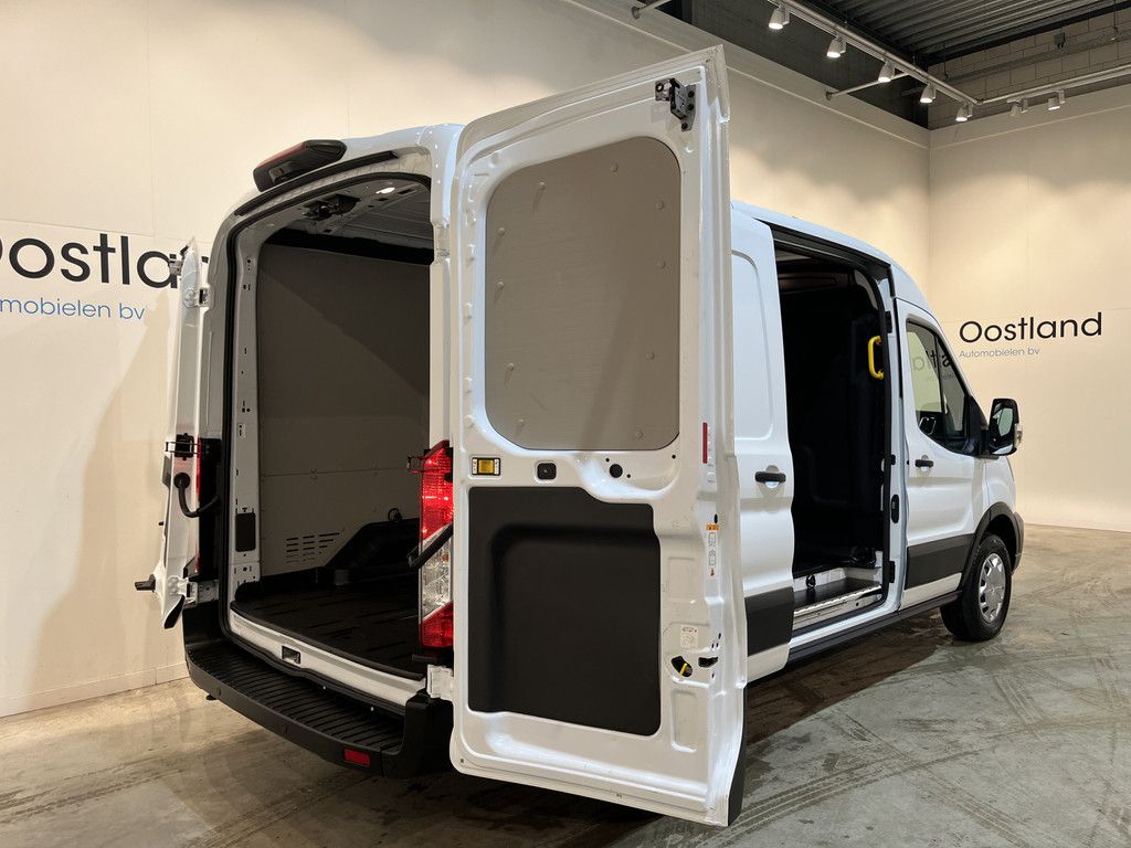 Ford E-Transit 350 L2H2 Trend 68 kWh / 100% Elektrisch !! / Airco / Cruise Control / CarPlay / Camera / Navigatie / 3-Zits / 10.400 KM !!