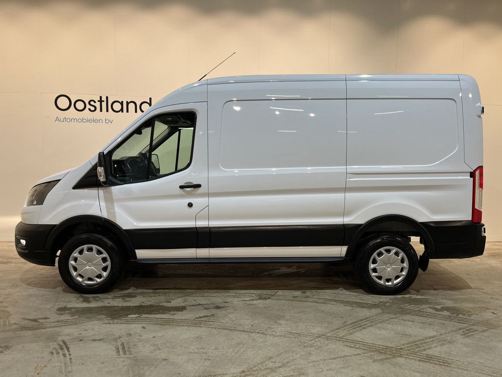 Ford E-Transit 350 L2H2 Trend 68 kWh / 100% Elektrisch !! / Airco / Cruise Control / CarPlay / Camera / Navigatie / 3-Zits / 10.400 KM !!