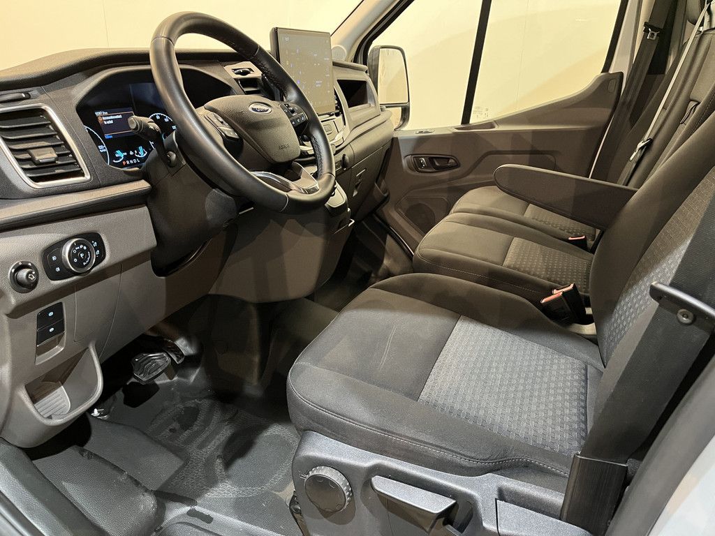 Ford E-Transit 350 L2H2 Trend 68 kWh / 100% Elektrisch !! / Airco / Cruise Control / CarPlay / Camera / Navigatie / 3-Zits / 10.400 KM !!