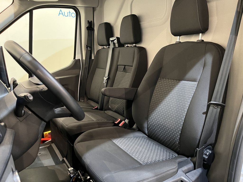 Ford E-Transit 350 L2H2 Trend 68 kWh / 100% Elektrisch !! / Airco / Cruise Control / CarPlay / Camera / Navigatie / 3-Zits / 10.400 KM !!