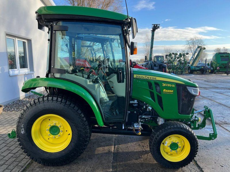 John Deere 3039R mit Frontzapfwelle