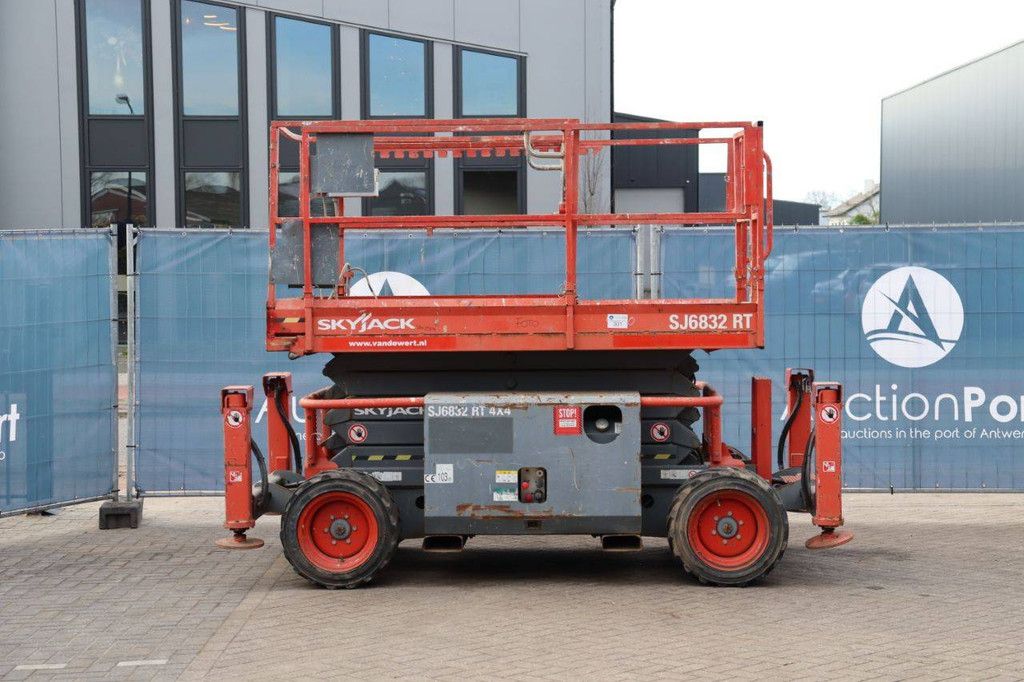 Scissor lift Skyjack SJ6832 RT Diesel 12m 2015