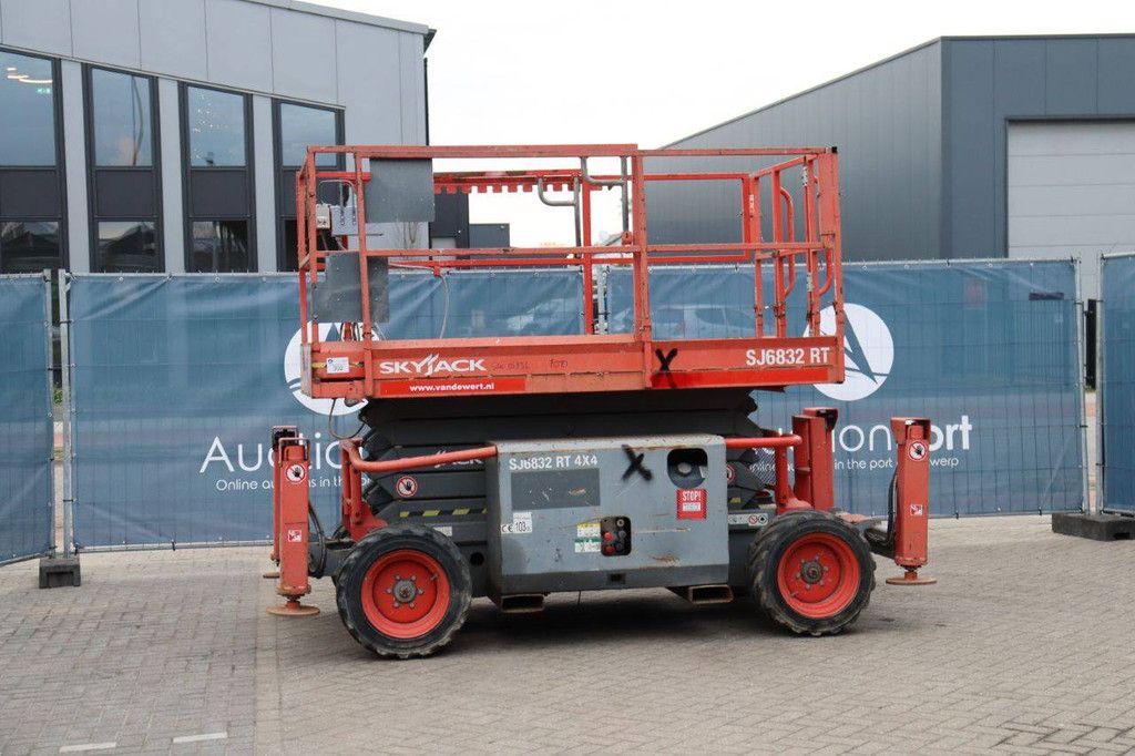 Scherenarbeitsbühne Skyjack SJ6832RT Diesel 12m 2015