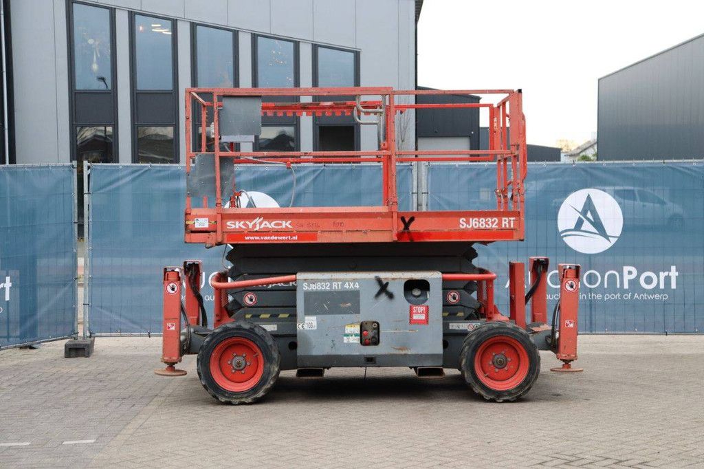 Scherenarbeitsbühne Skyjack SJ6832RT Diesel 12m 2015
