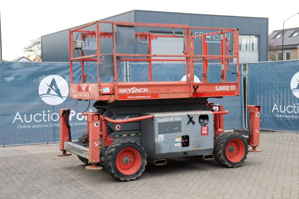 Scherenarbeitsbühne Skyjack SJ6832RT Diesel 12m 2015