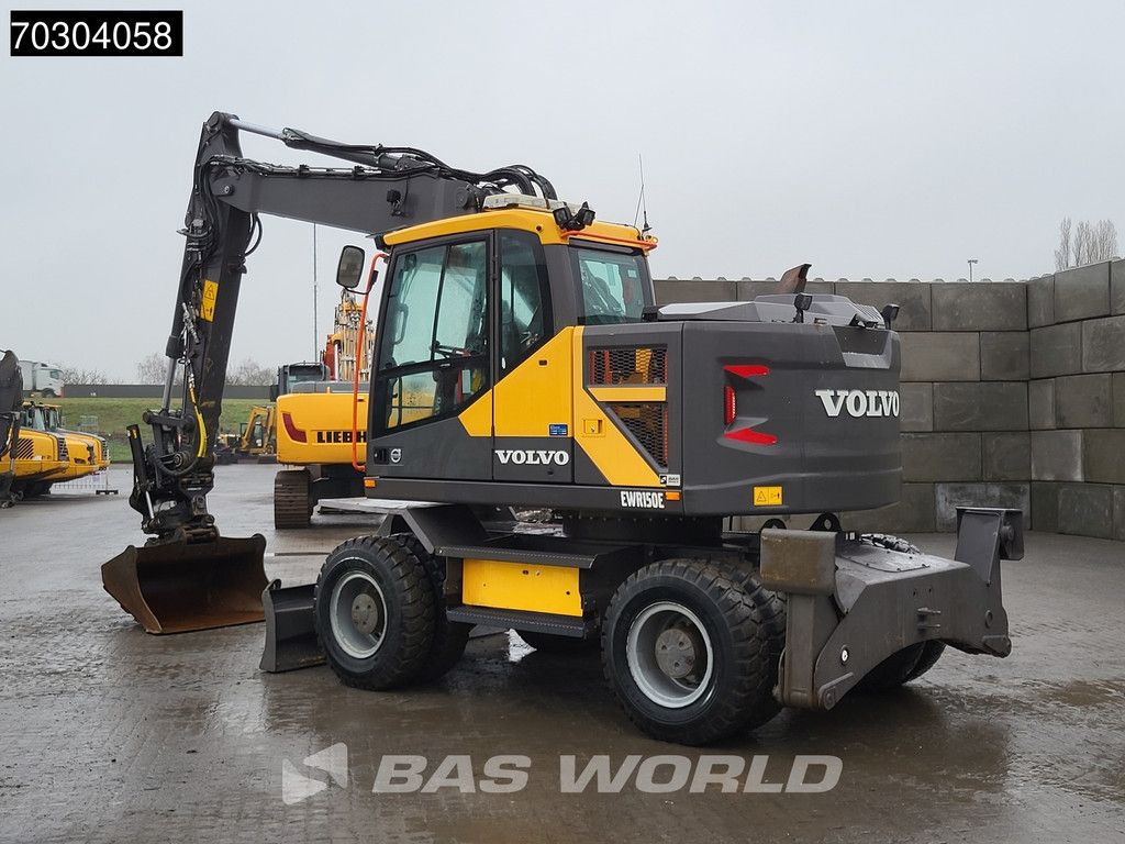 Volvo EWR150 E Outriggers + Blade