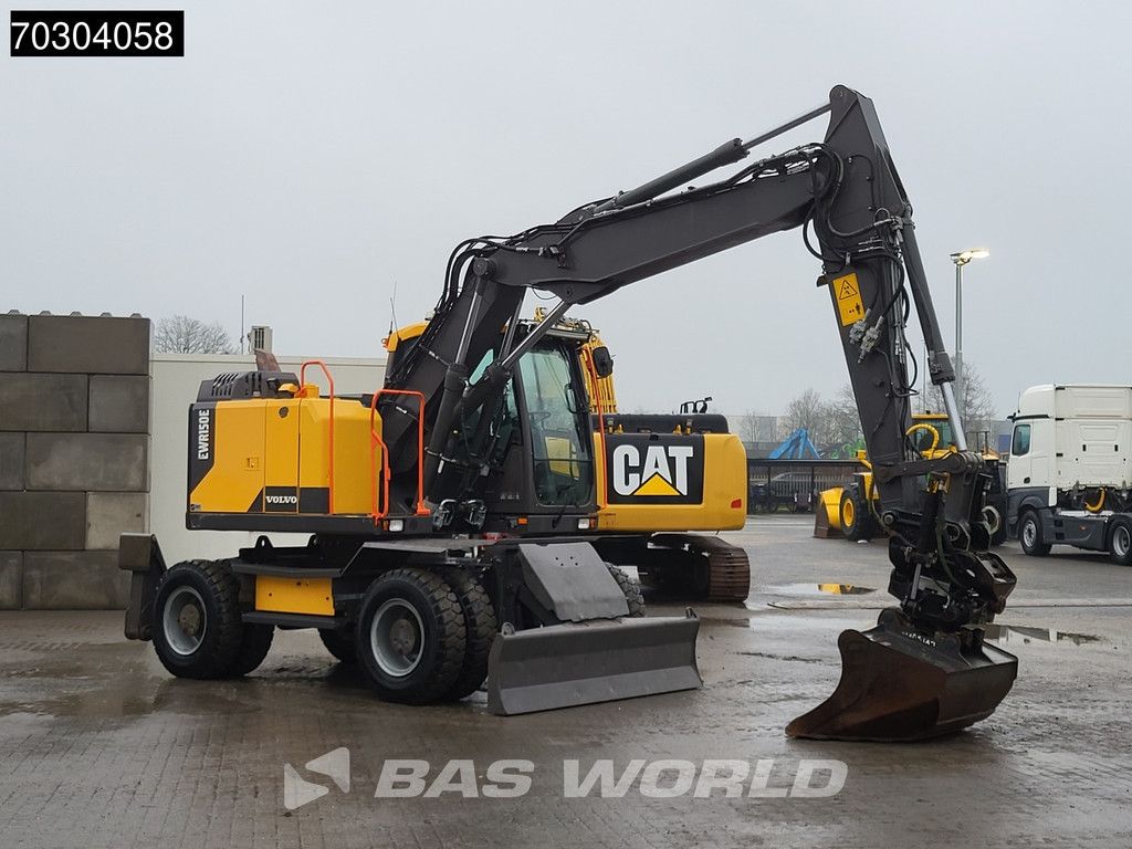 Volvo EWR150 E Outriggers + Blade