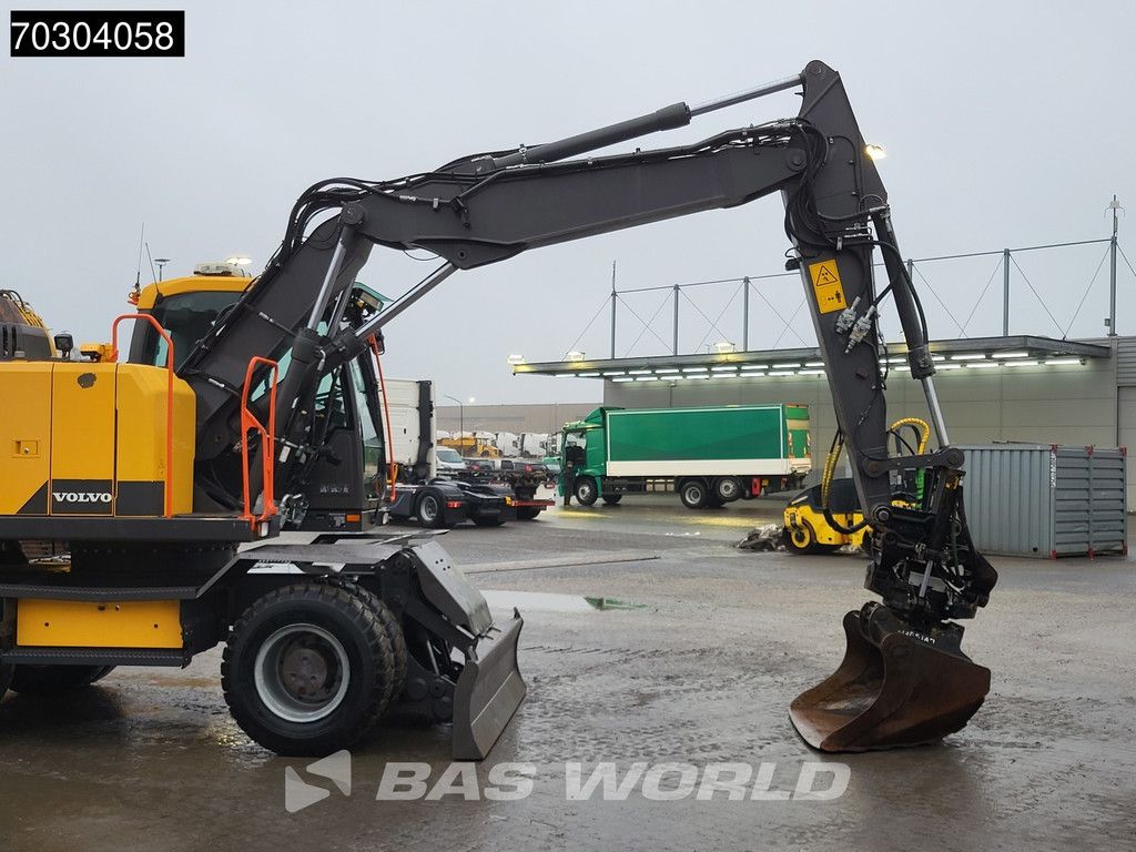 Volvo EWR150 E Outriggers + Blade