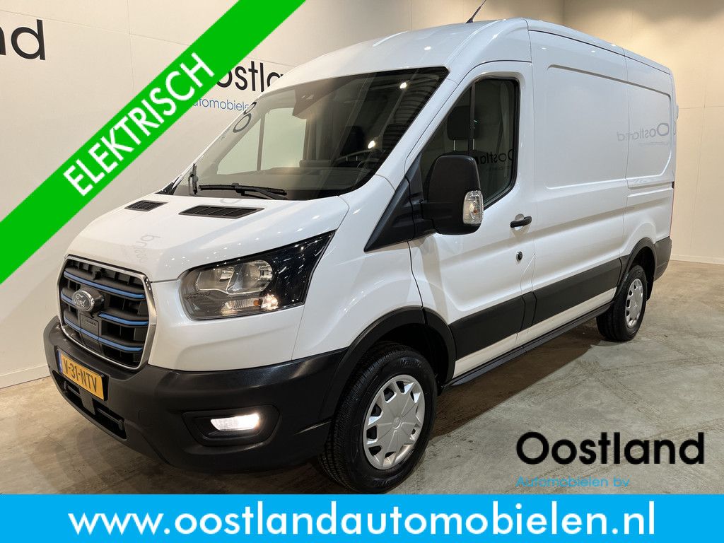 Ford E-Transit 350 L2H2 Trend 68 kWh / 100% Elektrisch !! / Airco / Cruise Control / CarPlay / Camera / Navigatie / 3-Zits / 9.500 KM !!