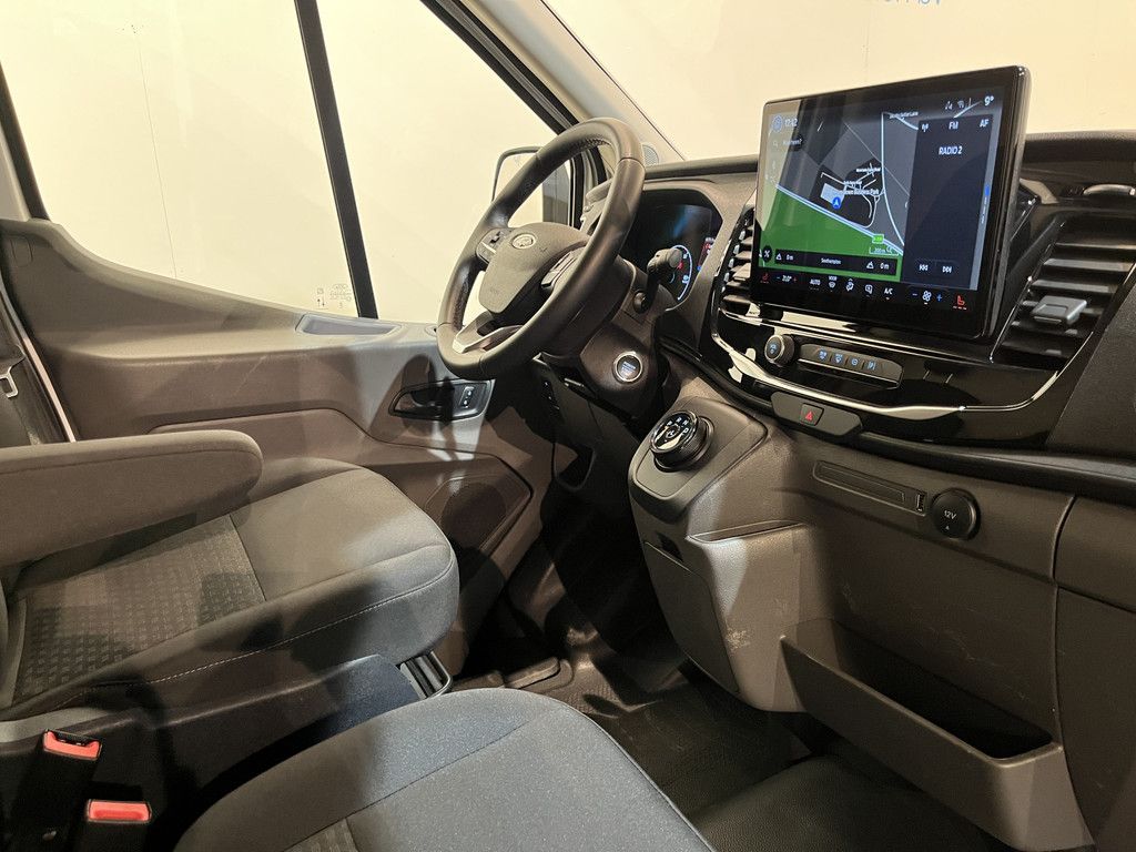 Ford E-Transit 350 L2H2 Trend 68 kWh / 100% Elektrisch !! / Airco / Cruise Control / CarPlay / Camera / Navigatie / 3-Zits / 9.500 KM !!