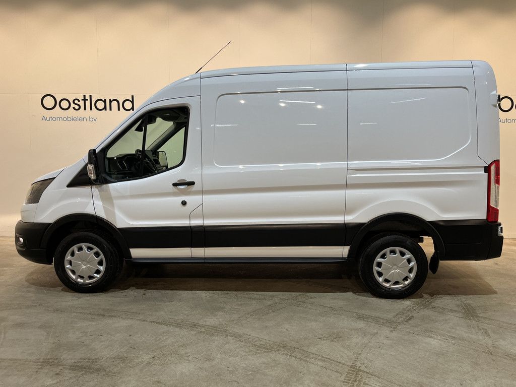 Ford E-Transit 350 L2H2 Trend 68 kWh / 100% Elektrisch !! / Airco / Cruise Control / CarPlay / Camera / Navigatie / 3-Zits / 9.500 KM !!
