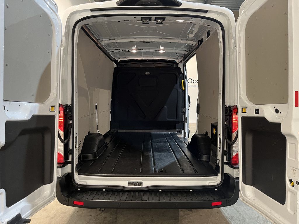 Ford E-Transit 350 L2H2 Trend 68 kWh / 100% Elektrisch !! / Airco / Cruise Control / CarPlay / Camera / Navigatie / 3-Zits / 9.500 KM !!