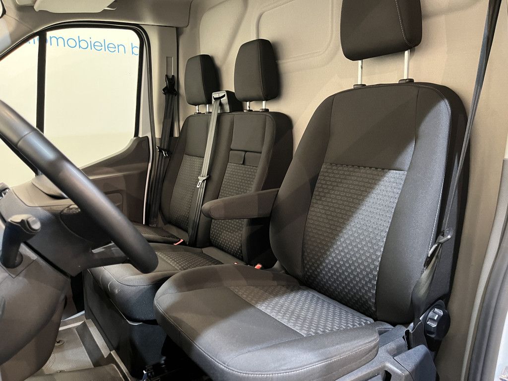 Ford E-Transit 350 L2H2 Trend 68 kWh / 100% Elektrisch !! / Airco / Cruise Control / CarPlay / Camera / Navigatie / 3-Zits / 9.500 KM !!