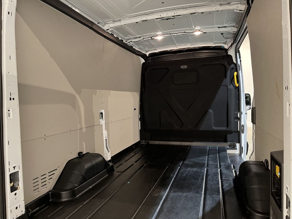 Ford E-Transit 350 L2H2 Trend 68 kWh / 100% Elektrisch !! / Airco / Cruise Control / CarPlay / Camera / Navigatie / 3-Zits / 9.500 KM !!