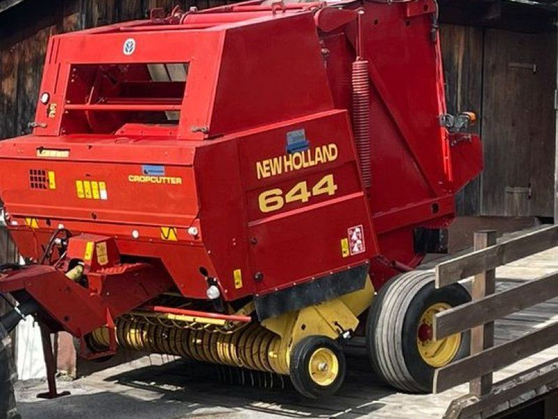 New Holland 644 Variable Gurtenpresse
