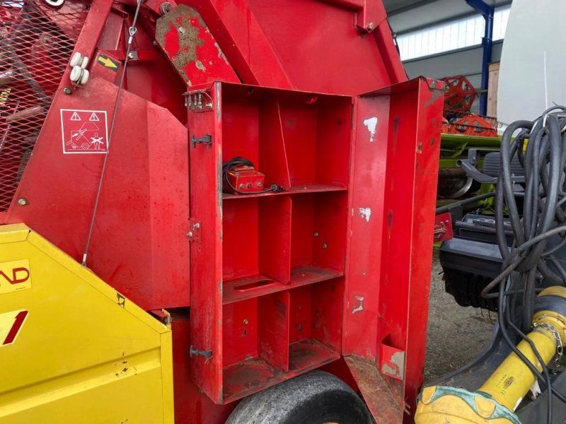 New Holland Rund Typ 841 Landwirtmaschine