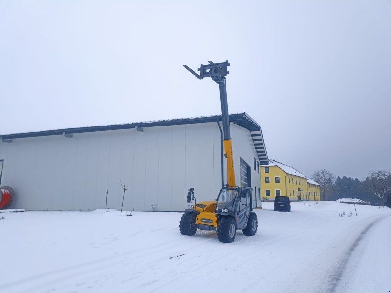 Eurotrac Teleskoplader TH25.6 mit Schaufel und Palettenga