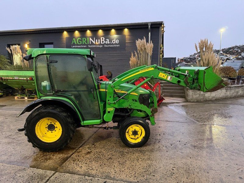 John Deere 3720 mit Frontlader