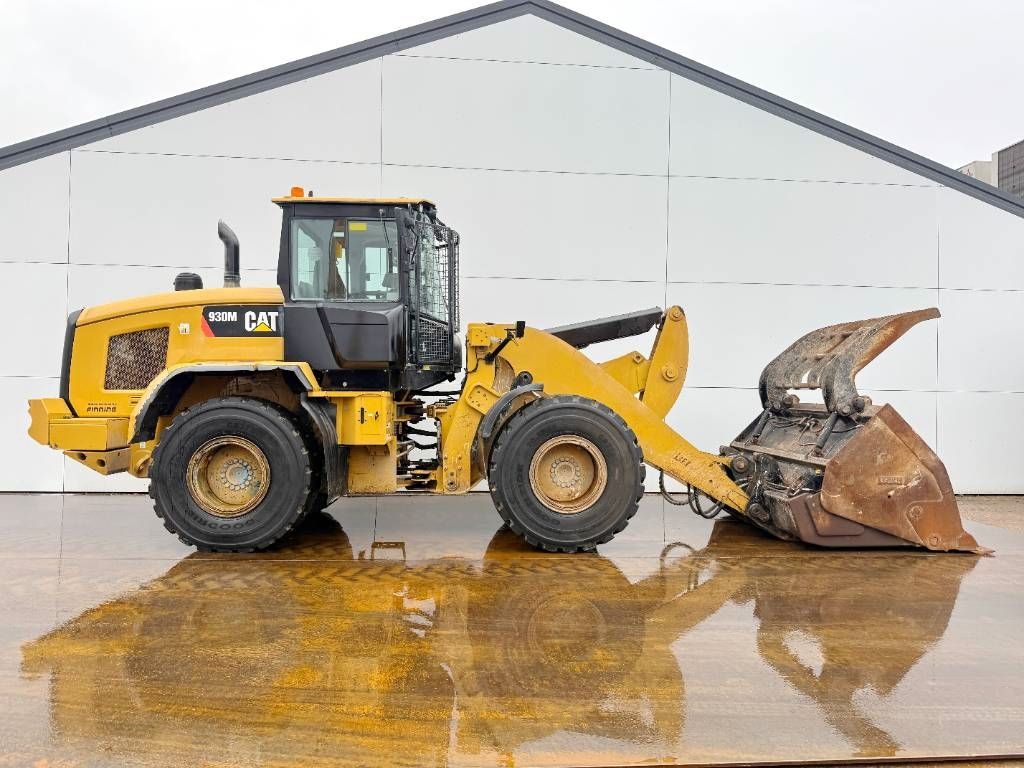 CAT 930M - High-tip Bucket / Weight System