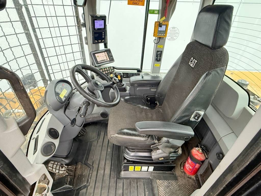 CAT 930M - High-tip Bucket / Weight System