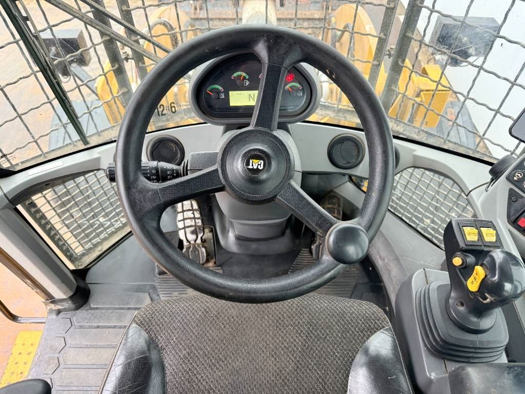 CAT 930M - High-tip Bucket / Weight System