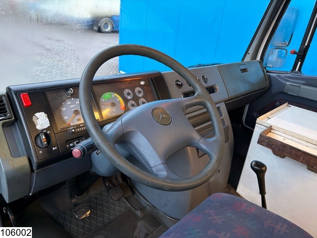 Mercedes Vario 814D Promotional Truck, Manual transmission