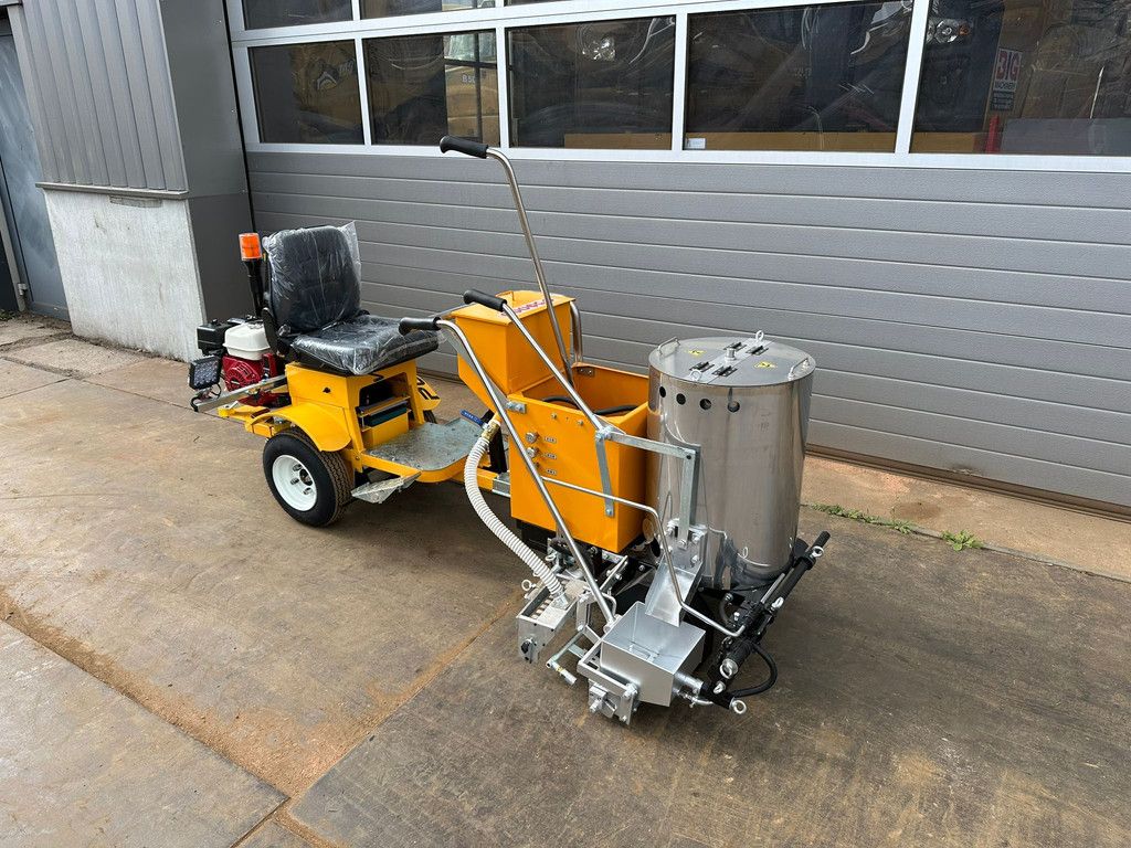 Giga power 860 Road Marking Machine